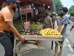 Cerita PKL Saat Diminta Pergi dari Trotoar Pasar Induk Kramat Jati