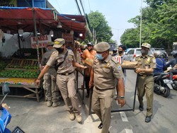 Satpol PP Tertibkan PKL dari Trotoar Depan Pasar Induk Kramat Jati