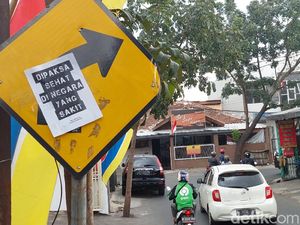 Selebaran Dipaksa Sehat di Negara yang Sakit Warnai Jalanan Cimahi