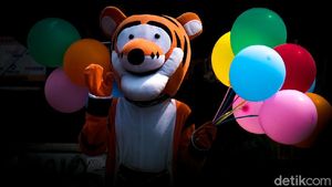 Tak Patok Harga, Badut Ini Jual Balon Seikhlasnya di SPBU Tangsel