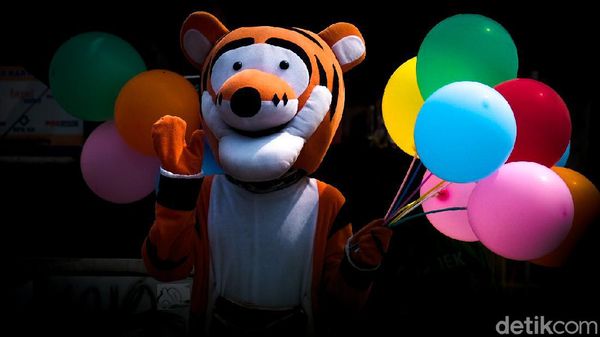 Tak Patok Harga, Badut Ini Jual Balon Seikhlasnya di SPBU Tangsel