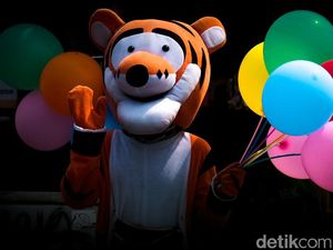 Tak Patok Harga, Badut Ini Jual Balon Seikhlasnya di SPBU Tangsel