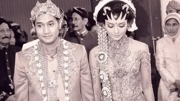 Kabar mengejutkan datang dari Aldi Bragi yang menggugat cerai Ririn Dwi Ariyanti. Yuk tengok lagi kemesraan mereka!