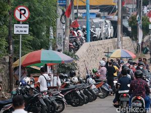 Terlalu! Tepi Jalan di Pamulang Ini Jadi Lokasi Parkir Liar