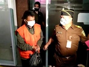 Tersangka Korupsi Rp 2,2 M Dana Nasabah Bank di Brebes Ditahan Tersangka Korupsi Rp 2,2 M Dana Nasabah Bank di Brebes Ditahan