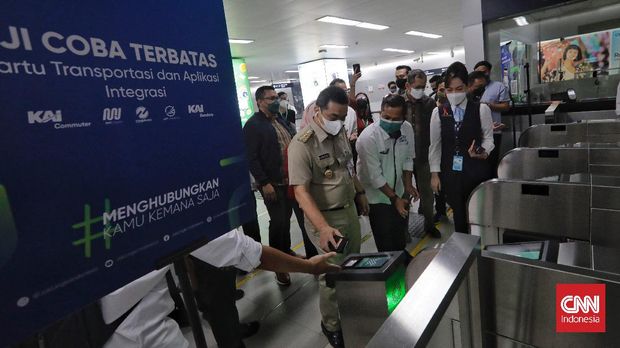 Ujicoba terbatas JakLingko tiketing terintegrasi Wakil Gubernur DKI Jakarta Riza Patria melakukan uji coba terbatas integritas tiketing JakLingko untuk moda transportasi di Stasiun MRT Bundaran HI. Jakarta, Selasa, 31 Agustus 2021. CNN Indonesia/Adhi Wicaksono