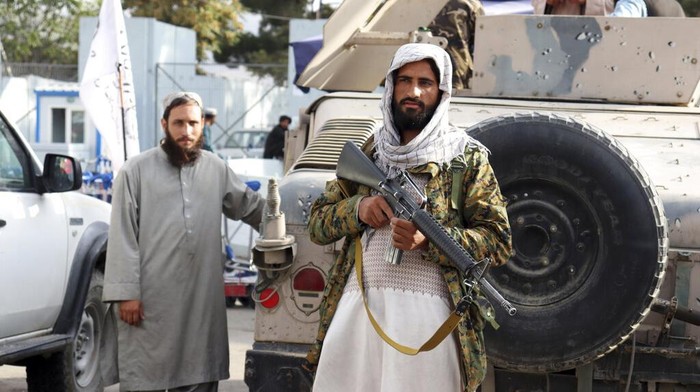 Sejumlah pasukan <a href='https://manado.tribunnews.com/tag/taliban' title='Taliban'>Taliban</a> berjaga di area sekitar Bandara Internasional Hamid Karzai di Kabul. Mereka bersiaga di kawasan itu usai AS tinggalkan <a href='https://manado.tribunnews.com/tag/afghanistan' title='Afghanistan'>Afghanistan</a>.