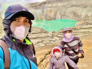 Serunya Trekking di Kawah Ijen, Lihat Pesona Negeri di Atas Awan