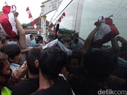 Momen Rombongan Jokowi Bagi-bagi Sembako di Cirebon, Warga Berebut!