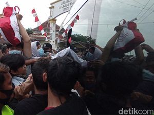 Warga Cirebon Serbu Bantuan Presiden, Tukang Ojek: Setengah Mati Berebut Warga Cirebon Serbu Bantuan Presiden, Tukang Ojek: Setengah Mati Berebut