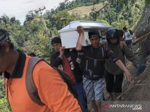 Warga Gotong Jenazah hingga 15 Km karena Jalan di Sigi Tertutup Longsor Warga Gotong Jenazah hingga 15 Km karena Jalan di Sigi Tertutup Longsor