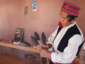 Di Pulau Ini, Pria Wajib Bisa Merajut Jadi Syarat Lamaran dan Tanda Kejantanan