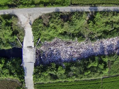 Duh, Sampah Selimuti Aliran Kali di Bekasi