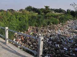 Pemkab Bekasi Kurang Alat Berat, Sampah di Kali Busa Belum Diangkut