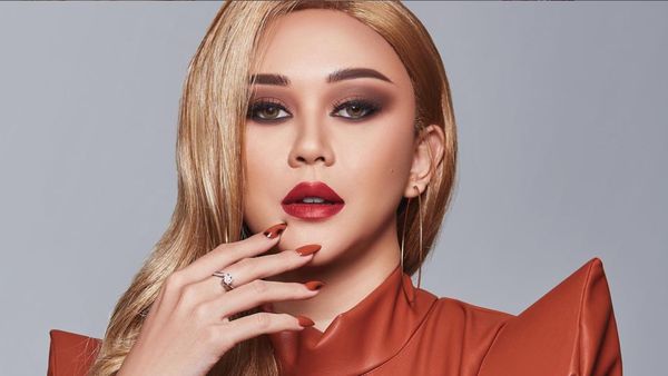 Potret Penampilan Terbaru Aura Kasih dengan Rambut Pirang, Manglingi!