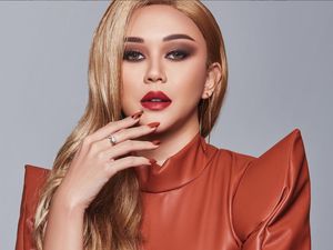 Potret Penampilan Terbaru Aura Kasih dengan Rambut Pirang, Manglingi!