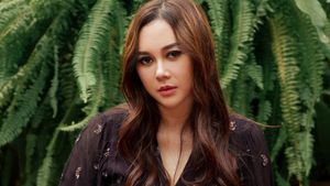 Potret Aura Kasih yang Foto Seksinya Di-save 10 Ribu Netizen
