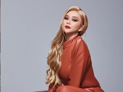 Foto Seksi Di-save 10 Ribu Netizen, Aura Kasih Takut Penyakit Ain