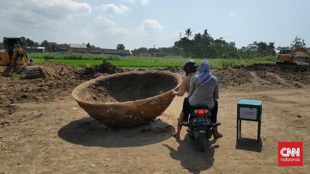 Warga yang penasaran melihat benda menyerupai wajan, Kretek, Jambidan, Banguntapan, Bantul, DIY, Rabu (1/9). CNN Indonesia
