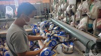 Dengan adanya pesanan dari BRI pihaknya bisa memanggil lagi para pekerja yang sempat dirumahkan karena pabriknya tidak lagi memproduksi bola sejak pandemi COVID-19 melanda Indonesia.