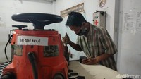 Dalam proses pembuatannya, produsen mengakui mengalami sedikit kendala karena rata-rata pengerjaan bola di pabriknya masih dilakukan secara manual.