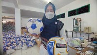 Untuk harga satuannya, bola buatan Sinjaraga Santika Sport ini dibanderol sebesar Rp 360 ribu per unitnya. Meski masih proses pembuatannya masih banyak yang dilakukan secara manual, namun bola buatan Majalengka ini telah memenuhi standar FIFA.
