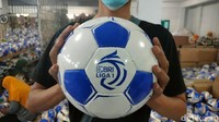 Pekerja menunjukkan bola yang diproduksi di Majalengka, Jawa Barat.