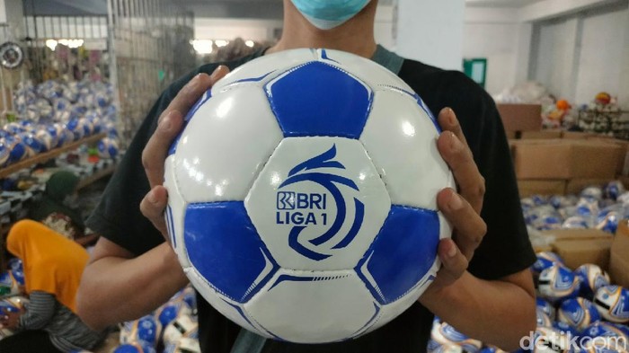 Berkah Liga 1, Pabrik Bola Majalengka Kebanjiran Order Bergulirnya Liga 1 tidak hanya disambut antusias para pecinta sepakbola tanah air, namun juga oleh para pekerja pabrik bolaΒ di Majalengka.