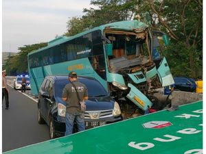 Bus Tabrak Rambu di Tol Jakarta Arah Tangerang, 4 Orang Terluka Bus Tabrak Rambu di Tol Jakarta Arah Tangerang, 4 Orang Terluka