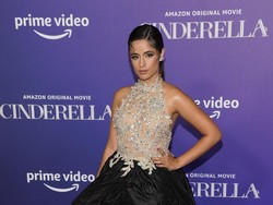 Camila Cabello Pingsan di Premier Cinderella, Pakai Gaun Hitam Dramatis