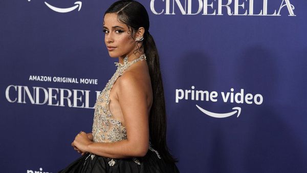 7 Momen Glamor Camila Cabello Sebelum Pingsan di Premier Film Cinderella