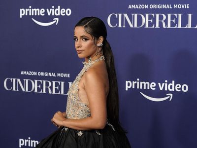 7 Momen Glamor Camila Cabello Sebelum Pingsan di Premier Film Cinderella