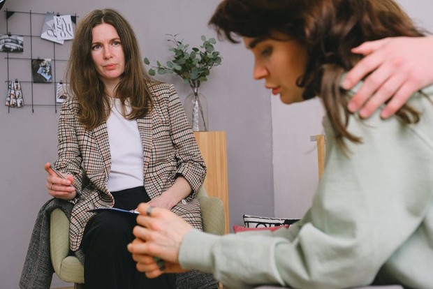 Cara Mengatasi Androphobia/ Foto: pexels.com/SHVETS production Ada beberapa cara mengatasi androphobia.