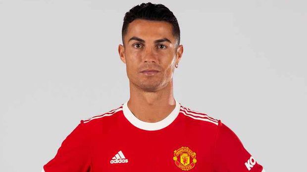 Cristiano Ronaldo memakai jersey baru Manchester United di Manchester, Selasa (31/8/2021).