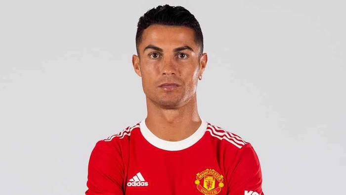 Cristiano Ronaldo mengenakan seragam baru Manchester United di Manchester, Selasa 31 Agustus 2021.