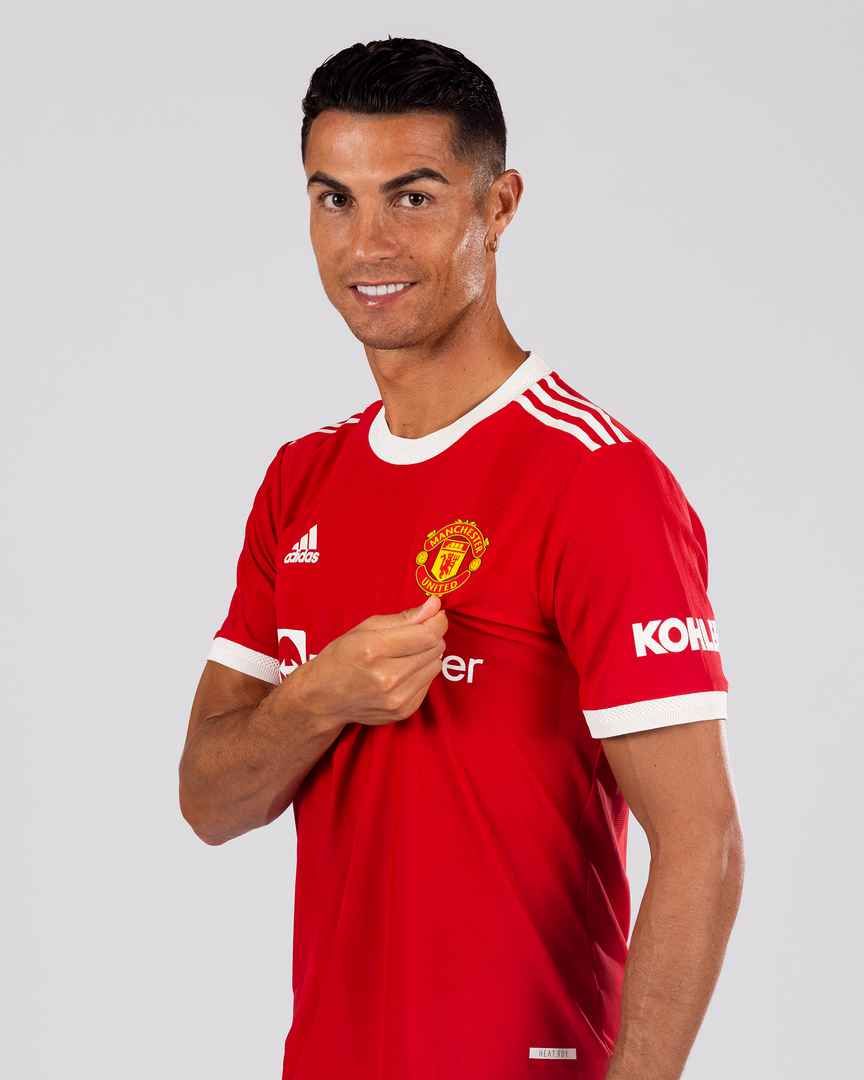 Cristiano Ronaldo memamerkan seragam anyar Manchester United di Manchester, Selasa 31 Agustus 2021.