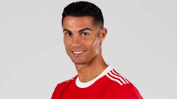Cristiano Ronaldo memamerkan seragam anyar Manchester United di Manchester, Selasa 31 Agustus 2021.