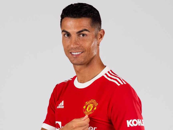 Cristiano Ronaldo memamerkan seragam anyar Manchester United di Manchester, Selasa 31 Agustus 2021.