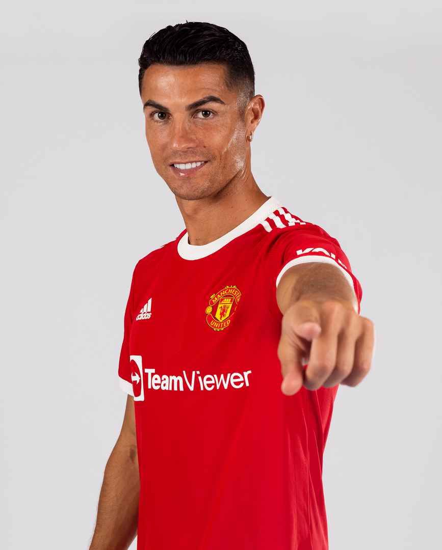 Cristiano Ronaldo mengenakan seragam anyar Manchester United di Manchester, Selasa 31 Agustus 2021.