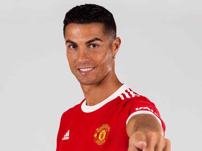Cristiano Ronaldo mengenakan seragam anyar Manchester United di Manchester, Selasa 31 Agustus 2021.