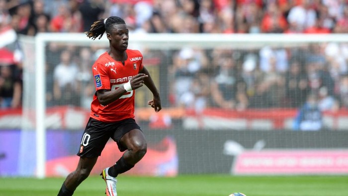 Rennes French midfielder Eduardo Camavinga runs with the ball during the French L1 football match between Stade Rennais (Rennes) and RC Lens at The Roazhon Park Stadium in Rennes, northern France on August 8, 2021. (Photo by JEAN-FRANCOIS MONIER / AFP)