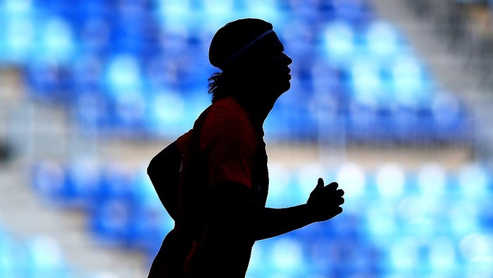 MALAGA, SPAIN - JUNE 06: A silhouette of Erling Haaland of Norway is seen as he warms up prior to the International Friendly match between Norway and Greece at Estadio La Rosaleda on June 06, 2021 in Malaga, Spain. (Photo by Fran Santiago/Getty Images)