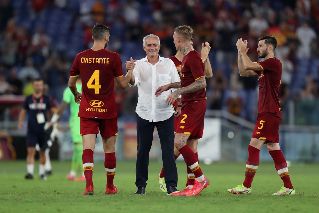 ROME, ITALY - AUGUST 26:  AS Roma head coach Jose' Mourinho with his players celebrate the victory after the UEFA Conference League Play-Offs Leg Two match between AS Roma and Trabzonspor at Olimpico Stadium on August 26, 2021 in Rome, Italy.  (Photo by Paolo Bruno/Getty Images)