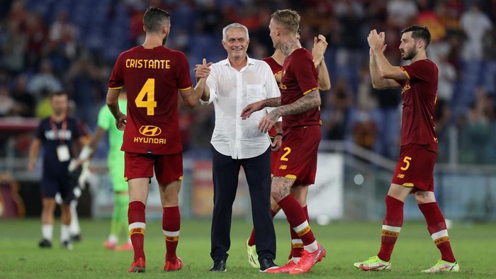 ROME, ITALY - AUGUST 26:  AS Roma head coach Jose Mourinho with his players celebrate the victory after the UEFA Conference League Play-Offs Leg Two match between AS Roma and Trabzonspor at Olimpico Stadium on August 26, 2021 in Rome, Italy.  (Photo by Paolo Bruno/Getty Images)