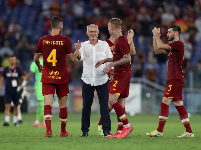 ROME, ITALY - AUGUST 26:  AS Roma head coach Jose' Mourinho with his players celebrate the victory after the UEFA Conference League Play-Offs Leg Two match between AS Roma and Trabzonspor at Olimpico Stadium on August 26, 2021 in Rome, Italy.  (Photo by Paolo Bruno/Getty Images)
