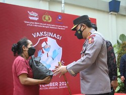 Polri-Mahasiswa Sinergi Gelar Vaksinasi, Kapolri Harap Herd Immunity Terwujud