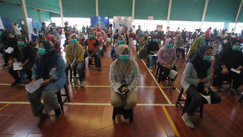 Kejar Target Vaksinasi Pekerja Kejar Target Vaksinasi Pekerja