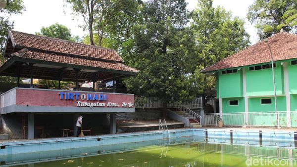 Pemandian Air Panas Tirtonadi yang Tak Terawat, Airnya Sampai Hijau