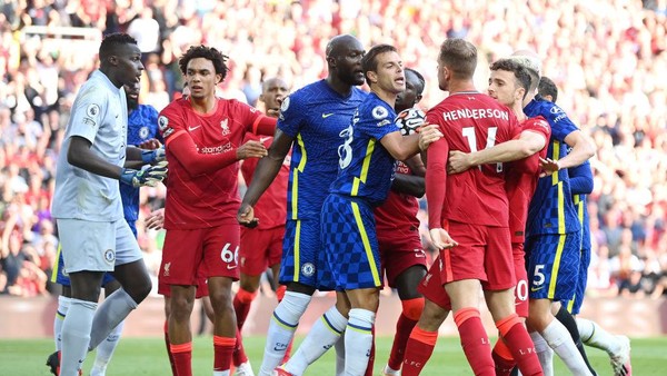 Liverpool vs Chelsea LIVERPOOL, ENGLAND - AUGUST 28: Players of Chelsea and Liverpool clash as Reece James of Chelsea (not pictured) is sent off, leading to a penalty and the first goal for Liverpool scored by Mohamed Salah (not pictured during the Premier League match between Liverpool and Chelsea at Anfield on August 28, 2021 in Liverpool, England. (Photo by Michael Regan/Getty Images)