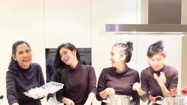 Kompaknya Lydia Kandou saat Masak Bersama Naysila Mirdad